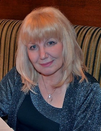 Елена Янге - биография автора