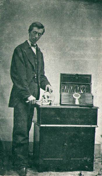 Иллюстрация к книге — Дом странных детей [i_045.jpg]