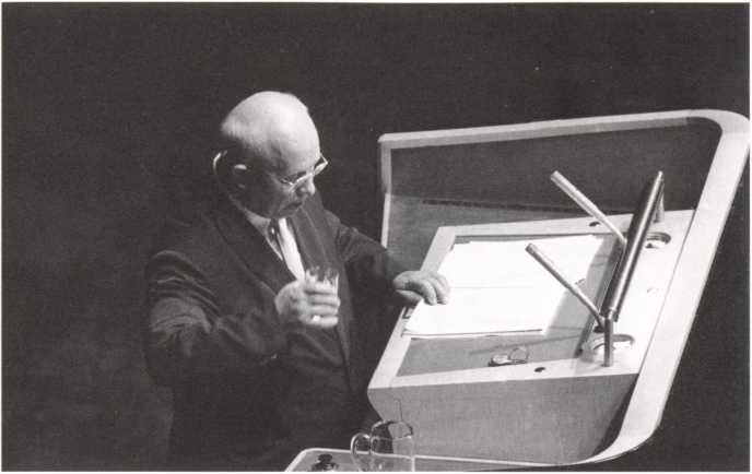 Иллюстрация к книге — Кузькина мать. Хроника великого десятилетия [i_034.jpg]