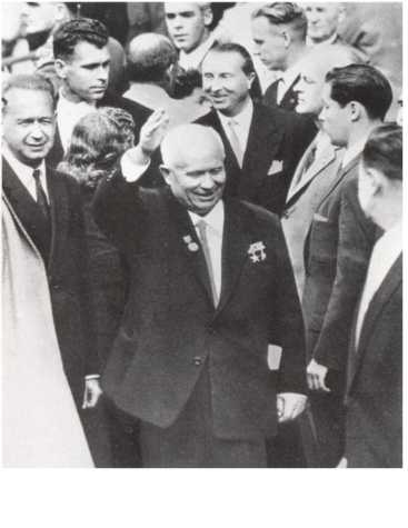 Иллюстрация к книге — Кузькина мать. Хроника великого десятилетия [i_038.jpg]