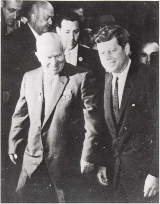 Иллюстрация к книге — Кузькина мать. Хроника великого десятилетия [i_056.jpg]