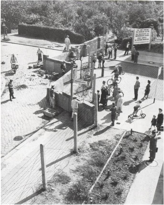 Иллюстрация к книге — Кузькина мать. Хроника великого десятилетия [i_058.jpg]