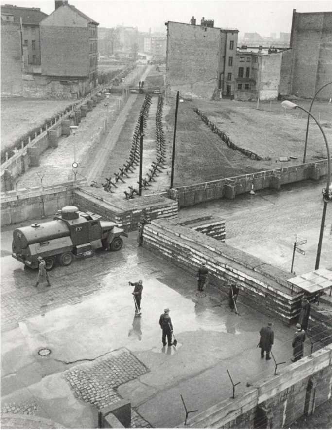 Иллюстрация к книге — Кузькина мать. Хроника великого десятилетия [i_059.jpg]