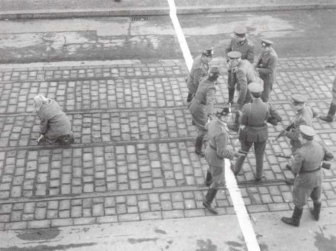 Иллюстрация к книге — Кузькина мать. Хроника великого десятилетия [i_063.jpg]