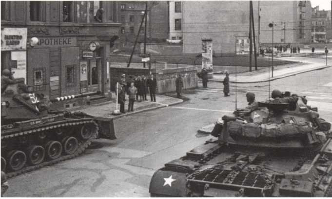 Иллюстрация к книге — Кузькина мать. Хроника великого десятилетия [i_064.jpg]