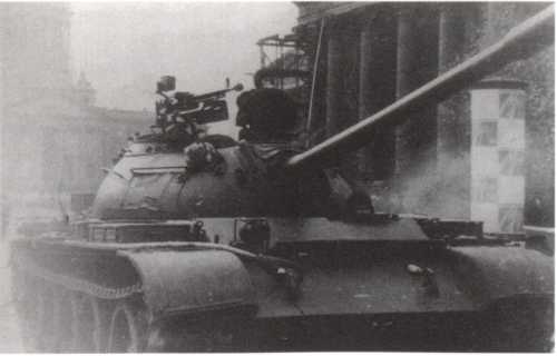 Иллюстрация к книге — Кузькина мать. Хроника великого десятилетия [i_065.jpg]