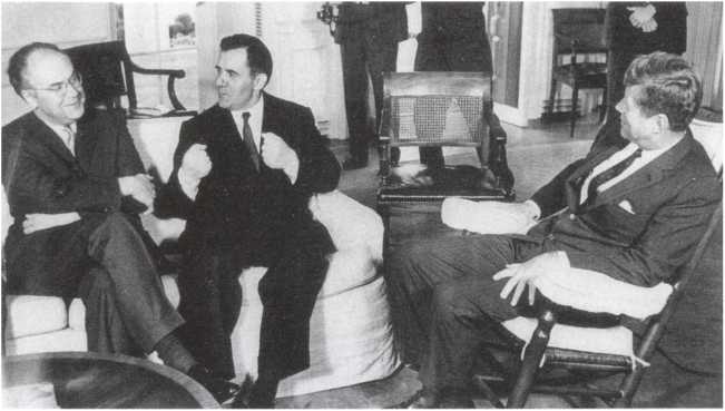 Иллюстрация к книге — Кузькина мать. Хроника великого десятилетия [i_123.jpg]