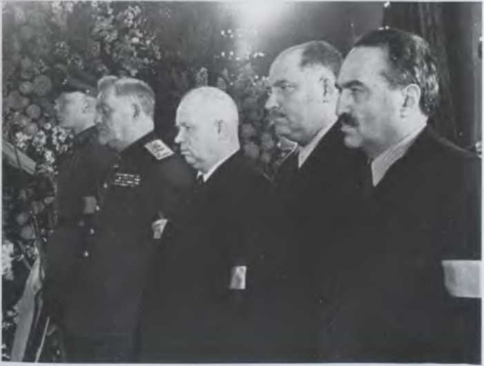 Иллюстрация к книге — Против всех [i_024.jpg]