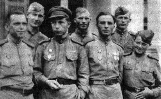 Иллюстрация к книге — &quot;А зори здесь громкие&quot;. Женское лицо войны [i_007.jpg]