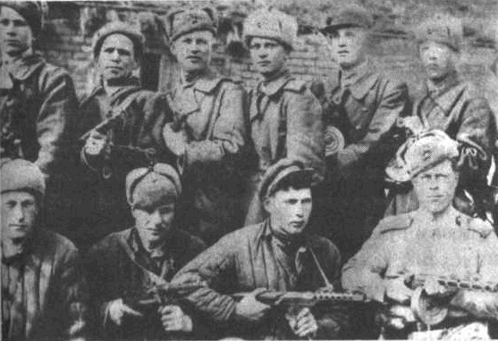 Иллюстрация к книге — &quot;А зори здесь громкие&quot;. Женское лицо войны [i_008.jpg]