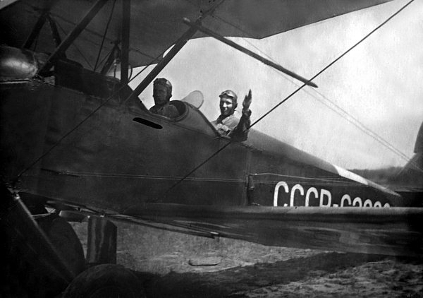 Иллюстрация к книге — Истребители. "Прикрой, атакую!" [i_003.jpg]