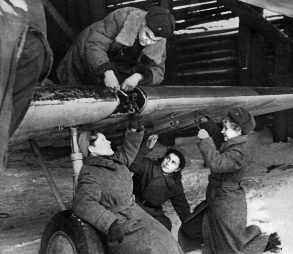 Иллюстрация к книге — Истребители. "Прикрой, атакую!" [i_014.jpg]