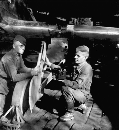 Иллюстрация к книге — Истребители. "Прикрой, атакую!" [i_017.jpg]