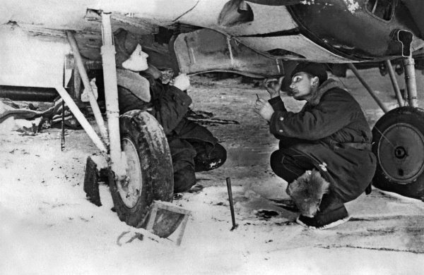 Иллюстрация к книге — Истребители. "Прикрой, атакую!" [i_019.jpg]