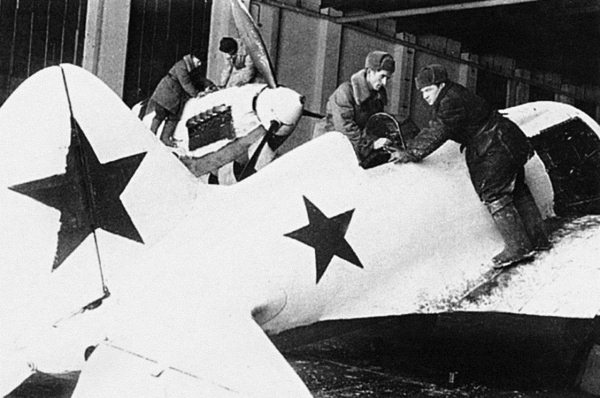 Иллюстрация к книге — Истребители. "Прикрой, атакую!" [i_022.jpg]