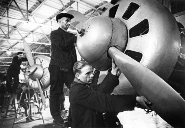 Иллюстрация к книге — Истребители. "Прикрой, атакую!" [i_025.jpg]