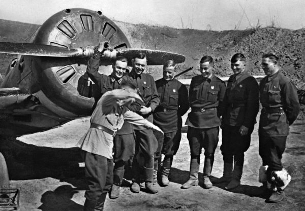 Иллюстрация к книге — Истребители. "Прикрой, атакую!" [i_026.jpg]