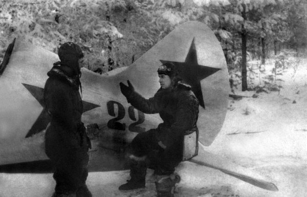 Иллюстрация к книге — Истребители. "Прикрой, атакую!" [i_028.jpg]