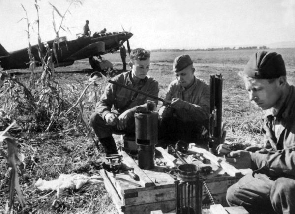 Иллюстрация к книге — Истребители. "Прикрой, атакую!" [i_034.jpg]