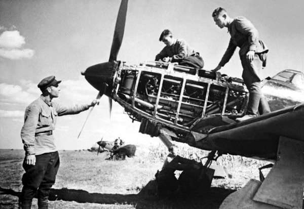 Иллюстрация к книге — Истребители. "Прикрой, атакую!" [i_035.jpg]