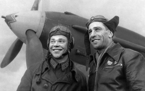 Иллюстрация к книге — Истребители. "Прикрой, атакую!" [i_044.jpg]