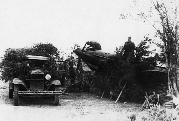 Иллюстрация к книге — Истребители. "Прикрой, атакую!" [i_047.jpg]