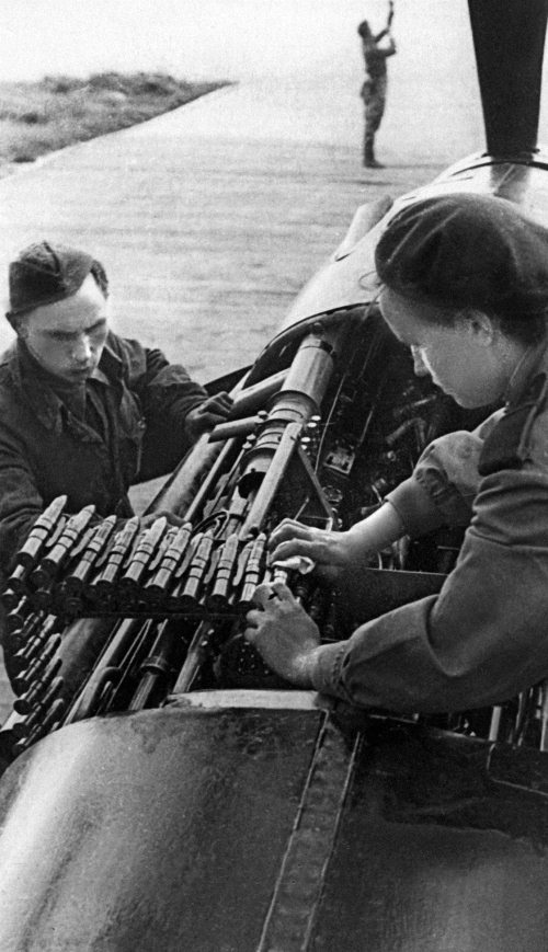 Иллюстрация к книге — Истребители. "Прикрой, атакую!" [i_048.jpg]