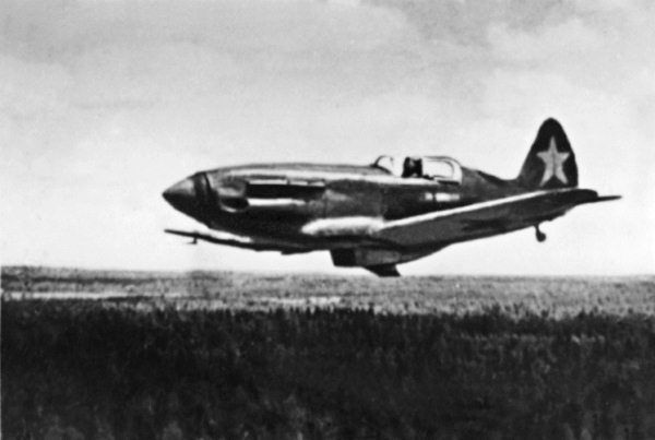 Иллюстрация к книге — Истребители. "Прикрой, атакую!" [i_052.jpg]