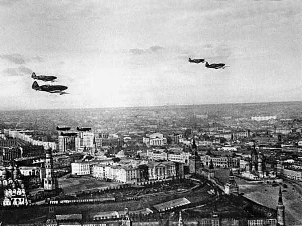 Иллюстрация к книге — Истребители. "Прикрой, атакую!" [i_054.jpg]