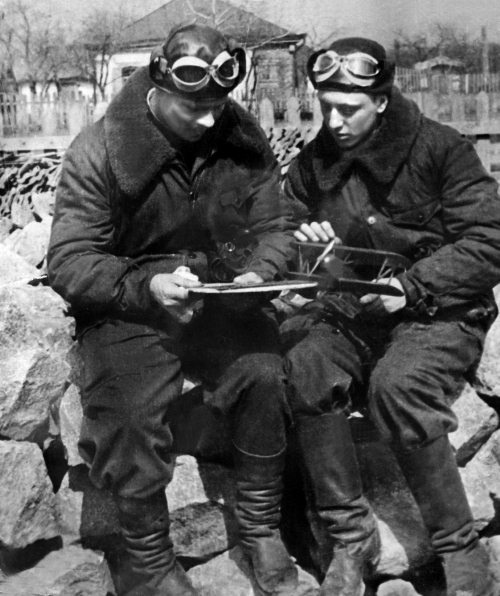 Иллюстрация к книге — Истребители. "Прикрой, атакую!" [i_056.jpg]