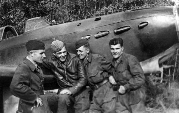 Иллюстрация к книге — Истребители. "Прикрой, атакую!" [i_062.jpg]