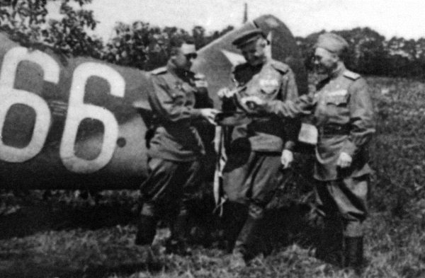 Иллюстрация к книге — Истребители. "Прикрой, атакую!" [i_063.jpg]