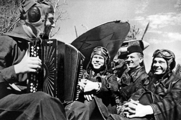 Иллюстрация к книге — Истребители. "Прикрой, атакую!" [i_064.jpg]