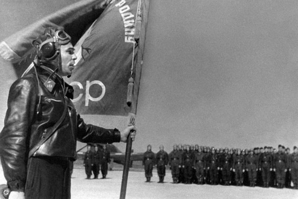 Иллюстрация к книге — Истребители. "Прикрой, атакую!" [i_072.jpg]