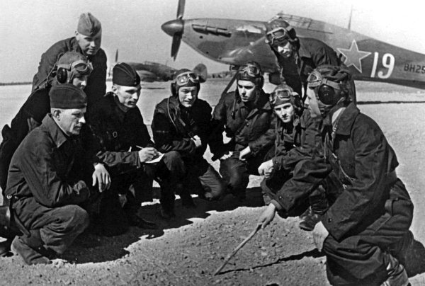 Иллюстрация к книге — Истребители. "Прикрой, атакую!" [i_074.jpg]