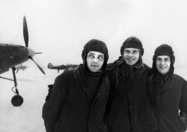 Иллюстрация к книге — Истребители. "Прикрой, атакую!" [i_075.jpg]