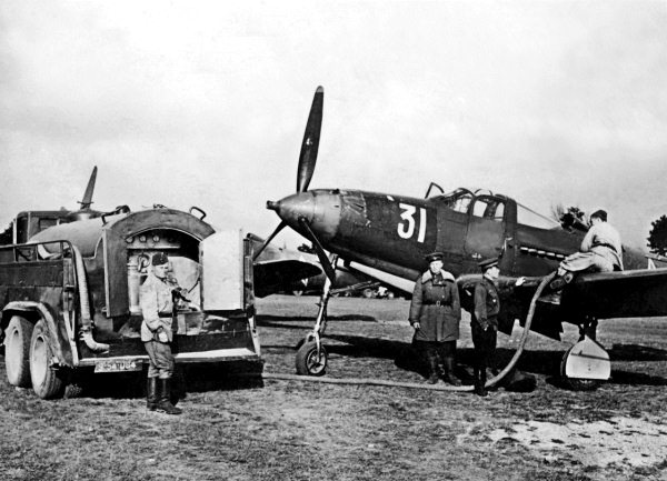 Иллюстрация к книге — Истребители. "Прикрой, атакую!" [i_076.jpg]