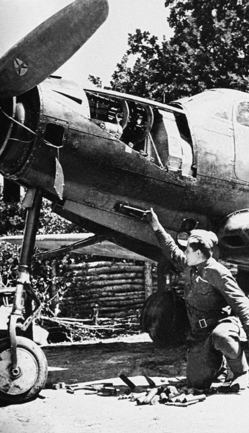 Иллюстрация к книге — Истребители. "Прикрой, атакую!" [i_081.jpg]