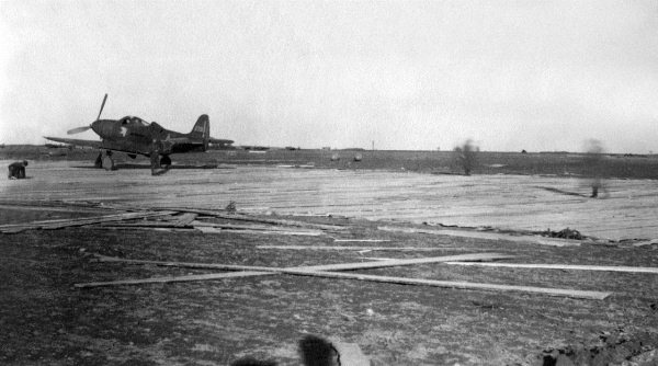 Иллюстрация к книге — Истребители. "Прикрой, атакую!" [i_087.jpg]