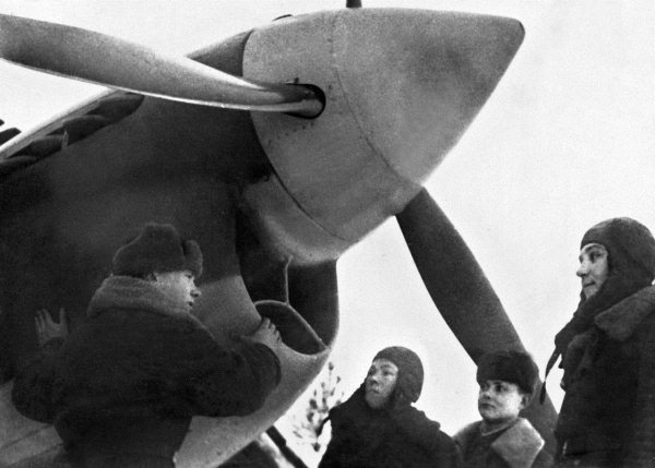 Иллюстрация к книге — Истребители. "Прикрой, атакую!" [i_099.jpg]