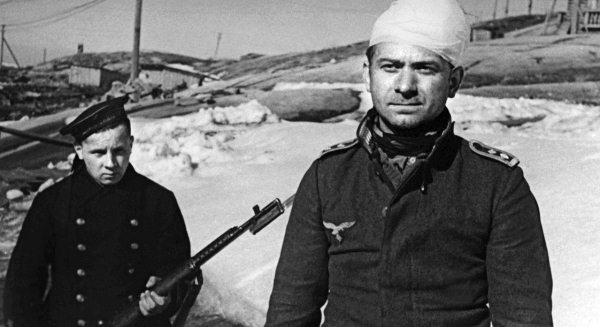 Иллюстрация к книге — Истребители. "Прикрой, атакую!" [i_106.jpg]