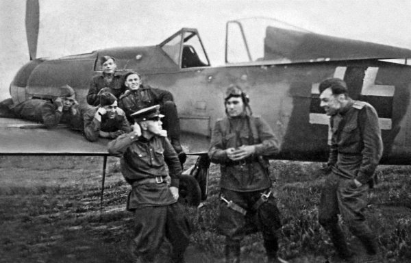 Иллюстрация к книге — Истребители. "Прикрой, атакую!" [i_108.jpg]