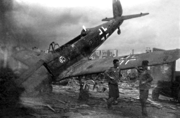 Иллюстрация к книге — Истребители. "Прикрой, атакую!" [i_111.jpg]