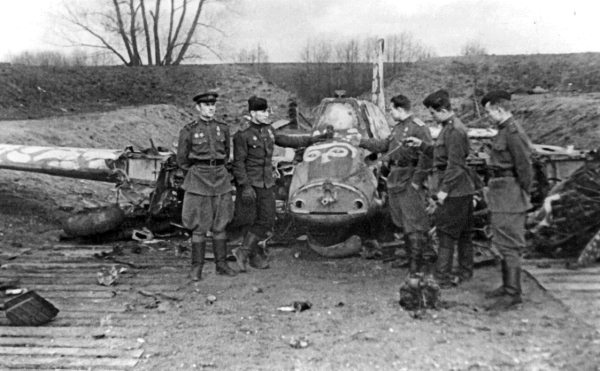 Иллюстрация к книге — Истребители. "Прикрой, атакую!" [i_113.jpg]