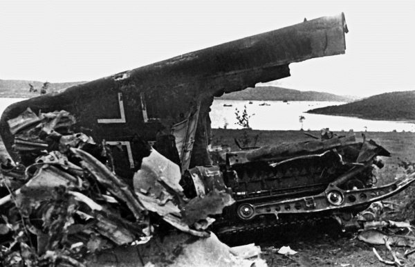 Иллюстрация к книге — Истребители. "Прикрой, атакую!" [i_114.jpg]