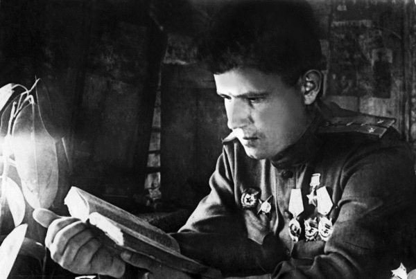 Иллюстрация к книге — Истребители. "Прикрой, атакую!" [i_121.jpg]