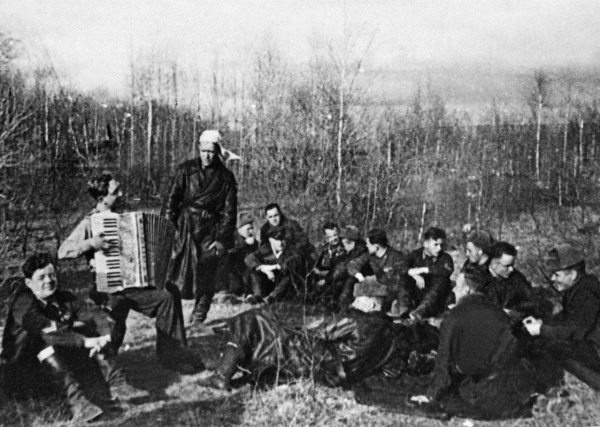 Иллюстрация к книге — Истребители. "Прикрой, атакую!" [i_127.jpg]