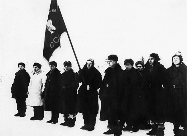 Иллюстрация к книге — Истребители. "Прикрой, атакую!" [i_131.jpg]