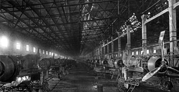 Иллюстрация к книге — Истребители. "Прикрой, атакую!" [i_133.jpg]