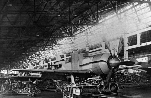 Иллюстрация к книге — Истребители. "Прикрой, атакую!" [i_135.jpg]